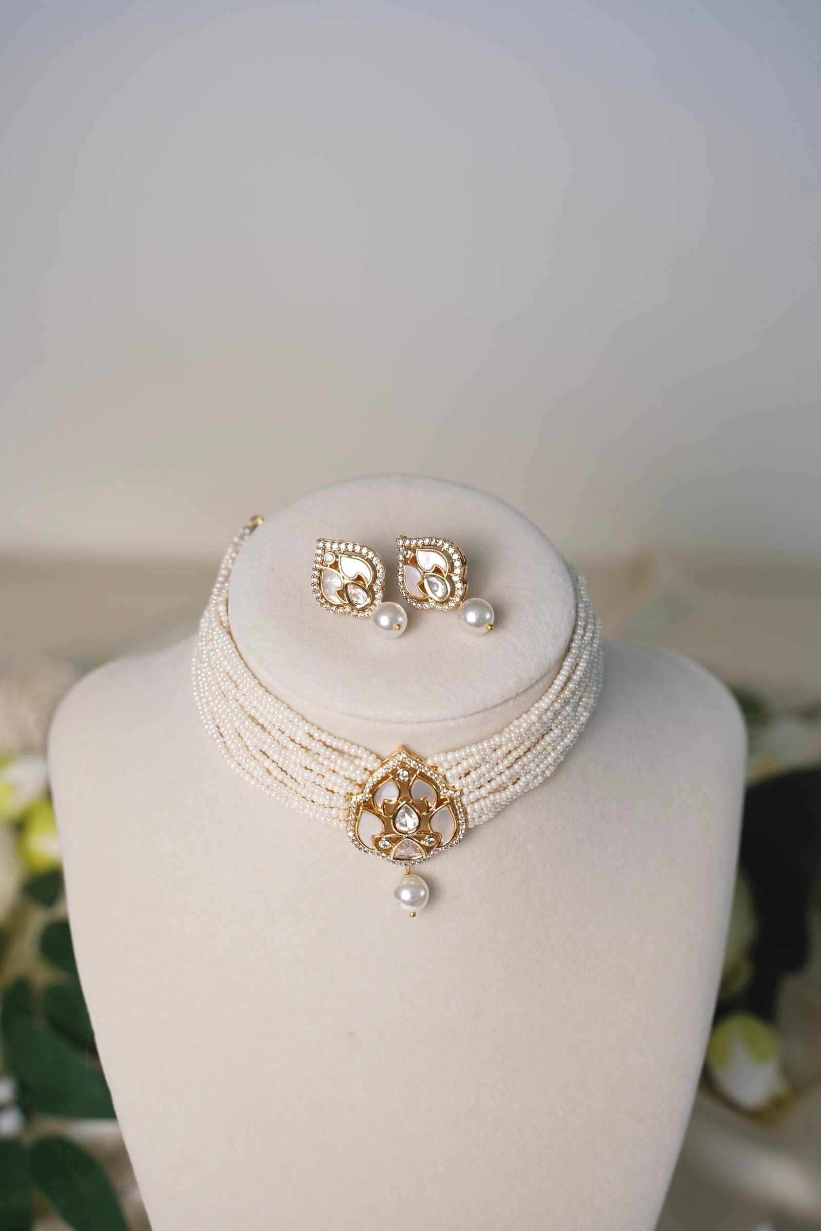 Ivory Beaded Choker with Stones and Pearl - Image 2