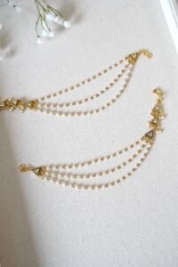 Delicate gold-tone kanchain with a minimal and elegant design
