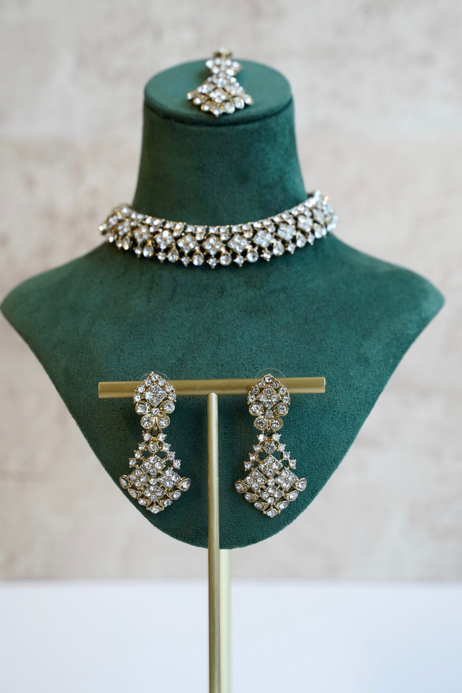 Indian Pakistani necklace set with matching sparkly drop earrings and traditional maang tikka for bridal receptions and festive events.